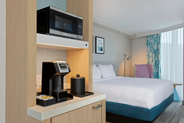 غرفة بريميوم بسرير كينج، Hilton Garden Inn Boston Brookline Ma 5/8