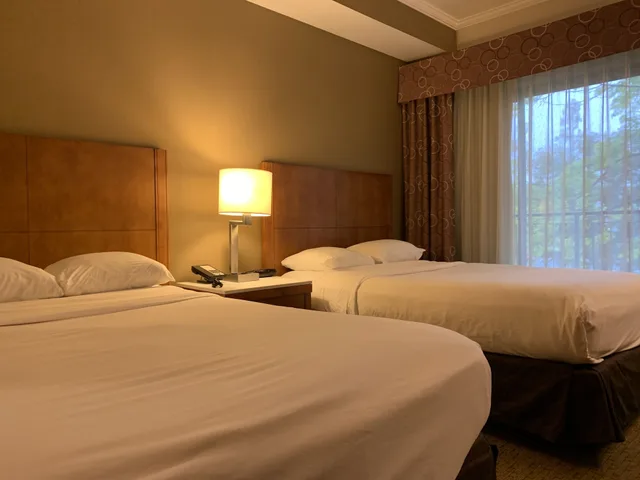 جناح ديلوكس بسريرين مزدوجين بإطلالة على المسبح، MainStay Suites Orange County John Wayne Airport 4/6