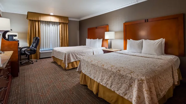 غرفة قياسية بسريرين كوين لذوي الإعاقة، Best Western Plus Newport Mesa Inn 6/7