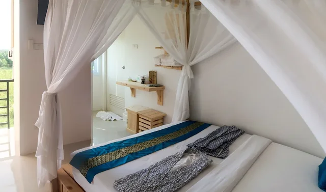 غرفة ديلوكس بسرير كوين بشرفة، Baan Urt Suratthani Airport Hotel 2/5