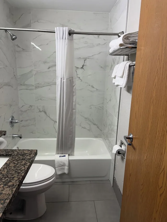 غرفة قياسية بسرير كوين، Microtel Inn Ardmore 5/7