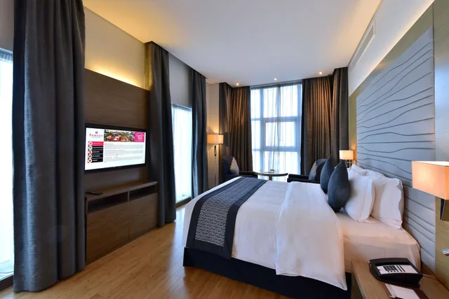 غرفة بزنس بسرير كينج، Ramada Resort by Wyndham Manama Seef 1/10