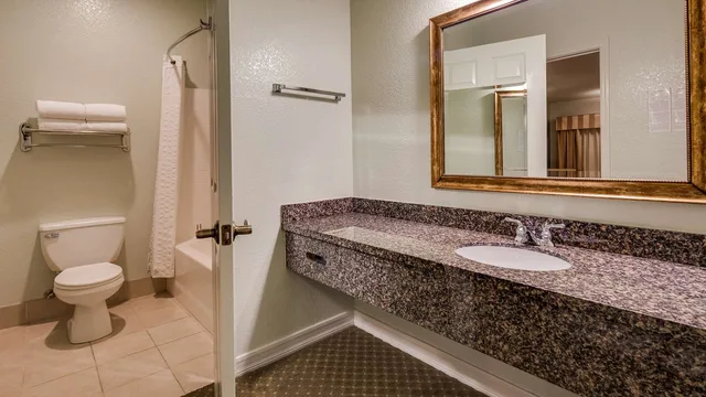 غرفة بسرير كينج، Best Western Plus Bayshore Inn 8/9