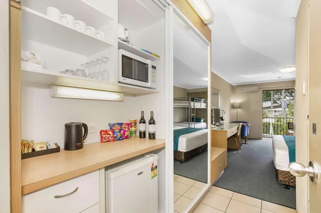 Suite, Multiple Beds, Living Area, Kitchenette، Best Western Airport 85 Motel 6/7