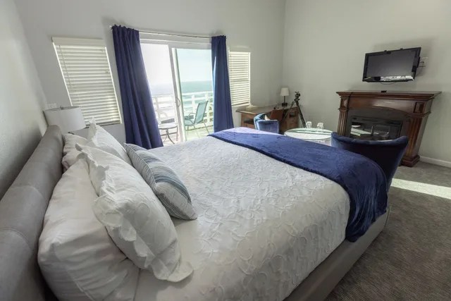 Spectacular, King Bed, Top Floor, Wharf Master's Inn 1/6