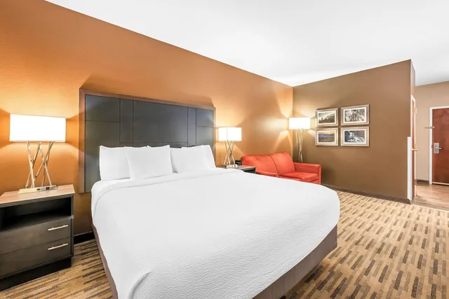 غرفة بسرير كينج، La Quinta Inn & Suites by Wyndham Boone University 2/8