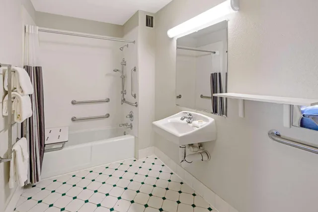غرفة بسريرين مزدوجين بحوض استحمام لذوي الإعاقة، Travelodge by Wyndham Phoenix North 3/3
