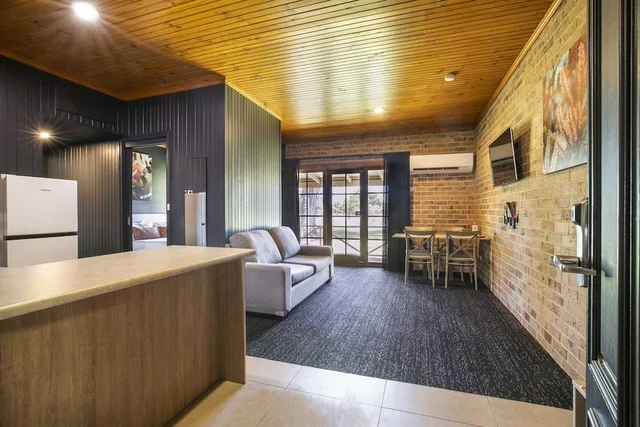 شقة بسرير كوين وسريرين منفصلين بغرفتي نوم مع أريكة، Macquarie Inn 10/10