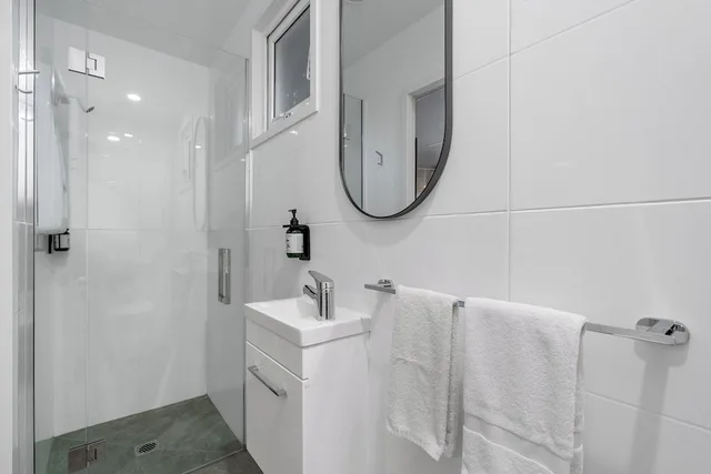 غرفة بسرير مزدوج وسرير بطابقين بغرفتي نوم، Tasman Holiday Parks - Christchurch 8/9