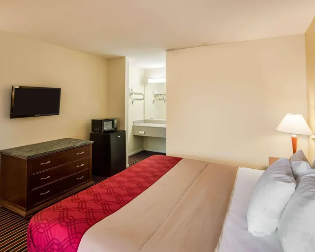 غرفة بسرير كينج للمدخنين، Rodeway Inn & Suites Hwy 290 NW 3/3
