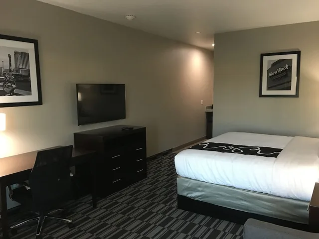 غرفة ديلوكس بسرير كينج مع أريكة، Catoosa Inn and Suites 2/4