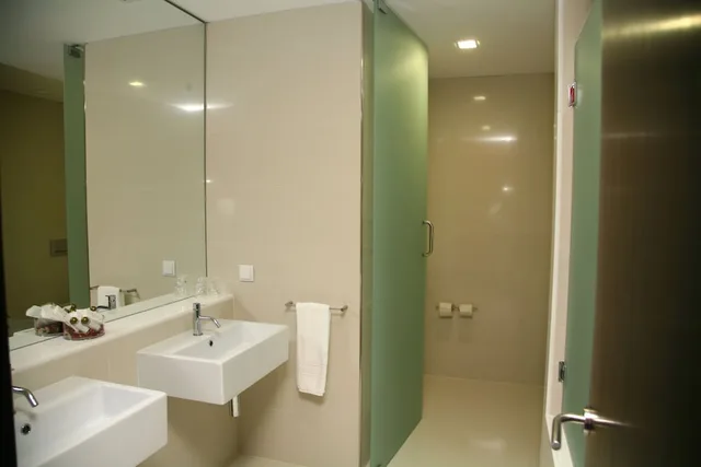 غرفة عائلية بسرير مزدوج وسريرين منفصلين، Axis Viana Business And Spa 4/6