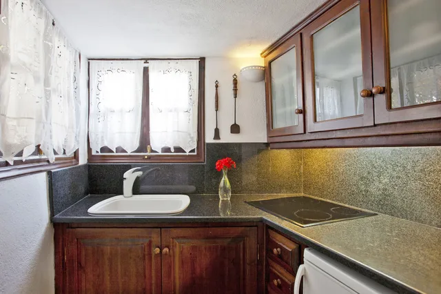 Cave, Grand, Suite, 1 Queen and 1 Single Bed, Caldera View, Sofa, Hot Tub، Alexander's Suites 1/2