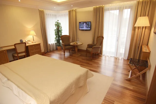 جناح تنفيذي بسريرين كينج بإطلالة على النهر بشرفة بغرفتي نوم، Retro Riverside Wellness Resort 8/10