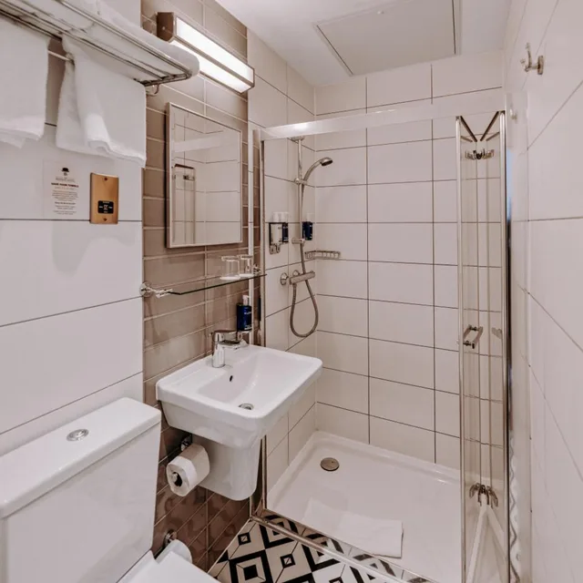 غرفة مفردة، The Beverley Hotel 5/6