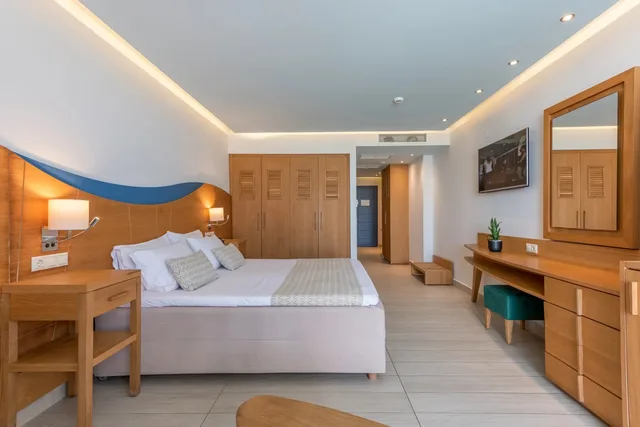 Suite Sharing Pool with Sea View (2, 3)، Lyttos Beach Hotel 1/3
