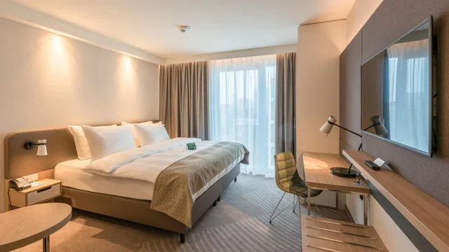 غرفة قياسية بسرير كينج وسرير كوين، Holiday Inn Hamburg Berliner Tor 6/10