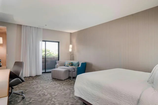 غرفة بسرير كينج، Courtyard by Marriott Niagara Falls, USA 1/5