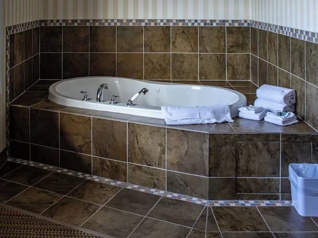 غرفة سوبيريور بسرير كينج بحوض جاكوزي، Four Points By Sheraton Prince George 10/10