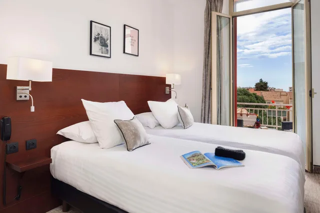 غرفة ديلوكس بسرير مزدوج أو سريرين منفصلين بإطلالة على البحر، Best Western Hotel des Orangers 1/8