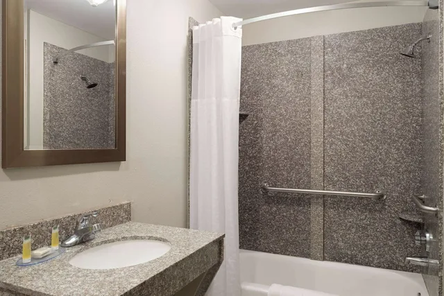 غرفة بسرير كينج لذوي الإعاقة، Days Inn by Wyndham Weldon/Roanoke Rapids 5/7