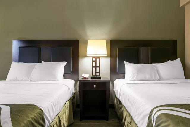غرفة بسرير كوين، Quality Inn & Suites Charleston - Civic Center 3/5