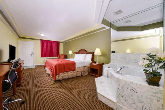Suite, Jetted Tub, Bathtub, Americas Best Value Inn & Suites Waller Prairie View 3/10