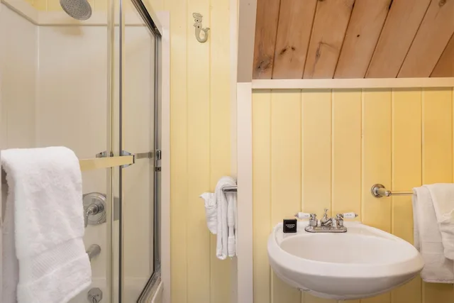 Deluxe, Lodge, King Bed, 2 Queen Beds, Woods View, Sofa, Balcony, Accessible، Spruce Point Inn Resort Spa 2/3
