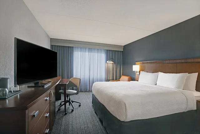 غرفة بسرير كينج، Courtyard Chicago Elmhurst/Oakbrook Area 5/10