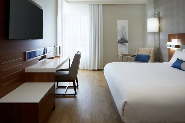 غرفة ديلوكس بسرير كينج، DELTA HOTELS BY MARRIOTT TROIS RIVIERES CONFERENCE CENTRE 10/10