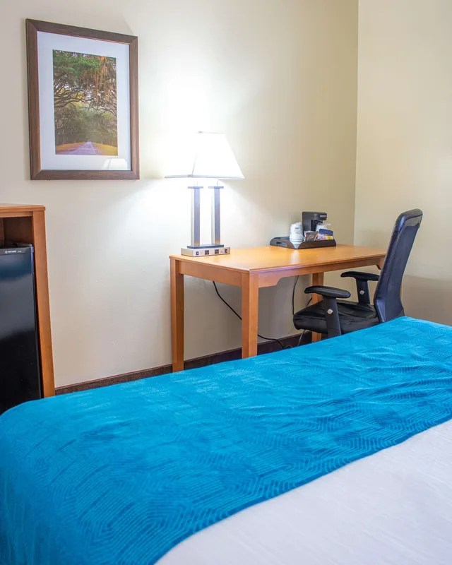 غرفة قياسية بسرير كينج بحوض استحمام لذوي الإعاقة، Best Western Plus Richmond Hill Inn 6/8