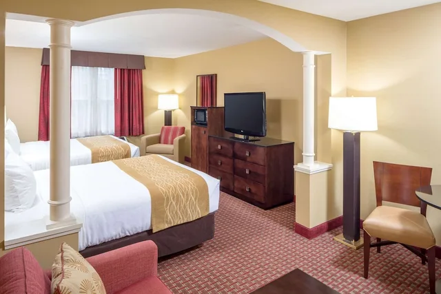غرفة بسريرين كوين مع أريكة لذوي الإعاقة، Comfort Inn and Suites Near Burke Mountain Saint Johnsbury, VT 1/3