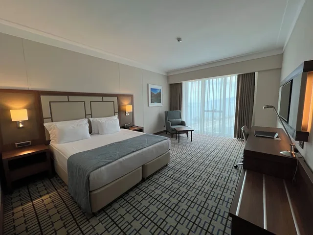 غرفة ديلوكس بسرير كينج بإطلالة على البحر، Ramada Plaza by Wyndham Rize 3/6