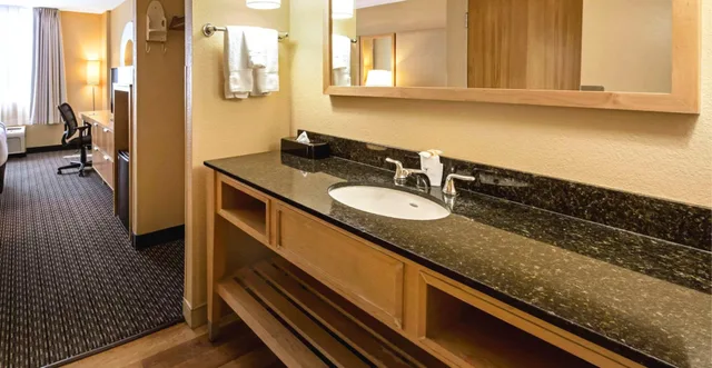غرفة بسرير كينج بحوض استحمام لذوي الإعاقة، La Quinta Inn Suites By Wyndham West Palm Beach Airport 3/5