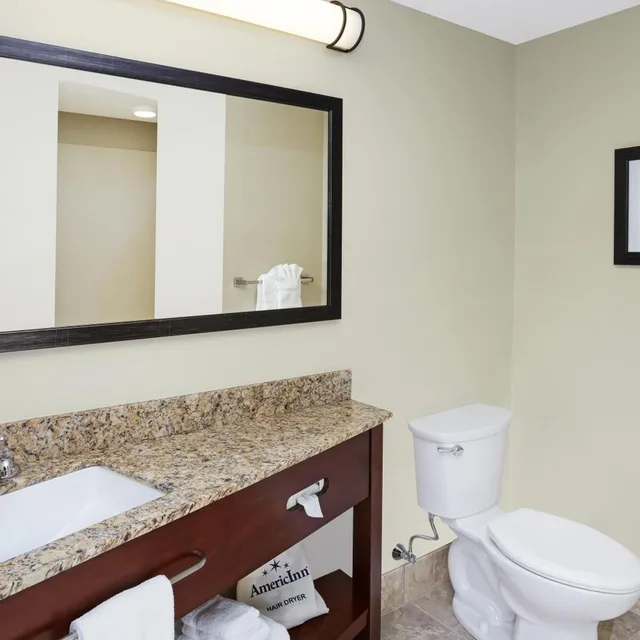 جناح استوديو بسرير كينج بحوض استحمام لذوي الإعاقة، AmericInn by Wyndham Waupun 2/3