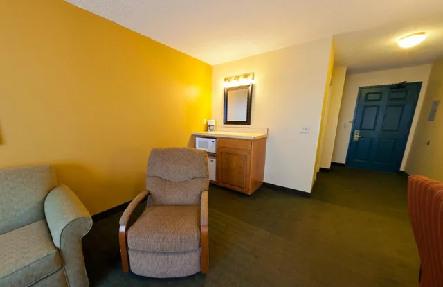 جناح بسرير كوين بغرفة نوم واحدة مع أريكة، Country Inn & Suites by Radisson, Salina, KS 4/5