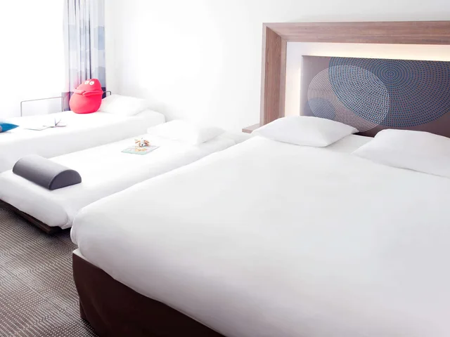 غرفة كلاسيكية عائلية بسرير مزدوج وسريرين منفصلين، Novotel Nancy 4/7