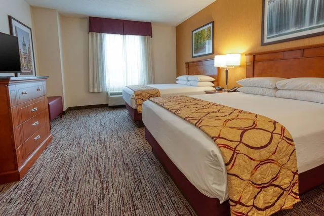 جناح بسريرين كوين بغرفتين مع أريكة لذوي الإعاقة، Drury Inn and Suites Northeast Indianpolis 2/5