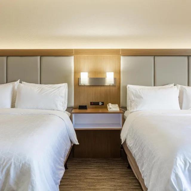 غرفة بسرير كوين لذوي الإعاقة، Holiday Inn Express Rockford Loves Park 2/9