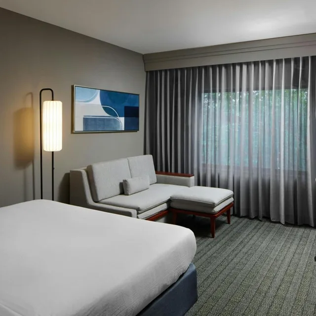 غرفة بسرير كينج مع أريكة بحوض استحمام لذوي الإعاقة، Courtyard By Marriott Waldorf 1/8