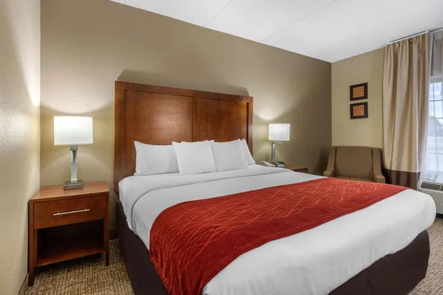 غرفة بسرير مزدوج، Comfort Inn & Suites Hamilton Place 2/2