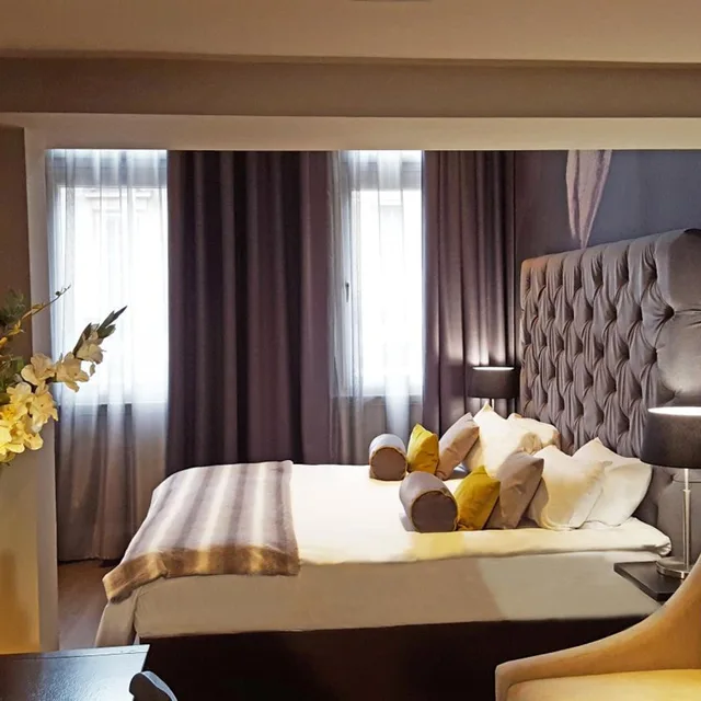 جناح جونيور، Grey Street Hotel 3/9