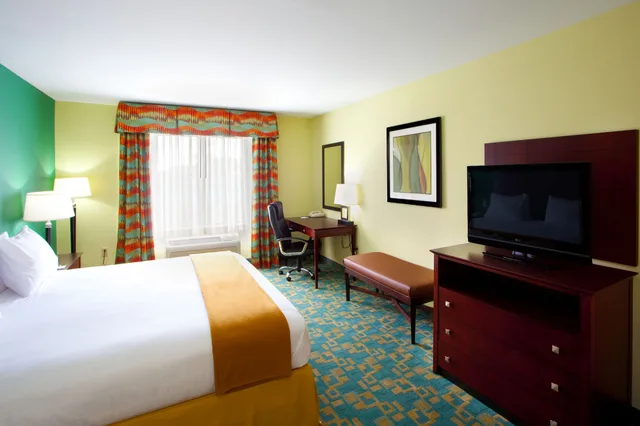 غرفة قياسية بسرير كينج لذوي الإعاقة، Holiday Inn Express Suites Thornburg S Fredericksburg 1/3