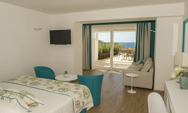 Deluxe, King Bed, Sea View, Patio, El Faro Hotel 2/5