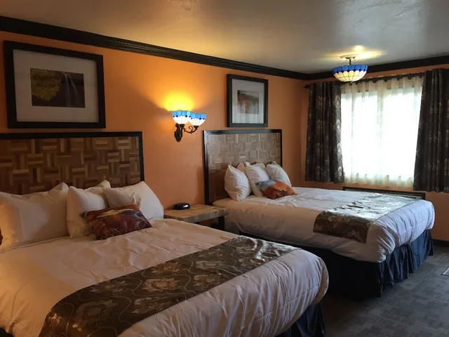 Room, 2 Queen Beds, Mountain View Lodge 2/4