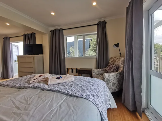 غرفة بريميير بسرير كوين بإطلالة على البحيرة مع أريكة، Geyser Lookout BnB 2/10