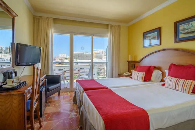 غرفة بسريرين منفصلين بشرفة بإطلالة جزئية على البحر، Hotel Isabel 1/5