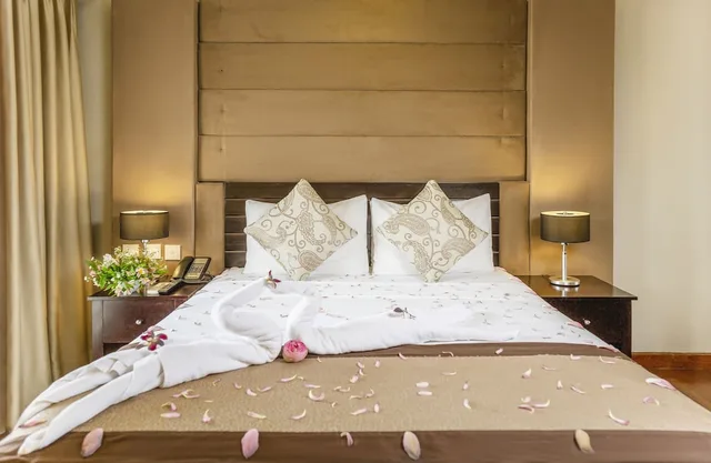 Room, King Bed, Perahad View, Balcony، Kandy City Hotel 3/4