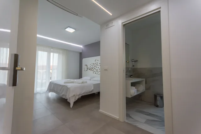 جناح ديلوكس بسرير كينج بشرفة مع أريكة، Aether Suites Tropea 7/8