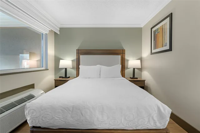 Room, Queen Bed, Bathtub, Accessible, Best Western Plus Burnaby Hotel 2/2